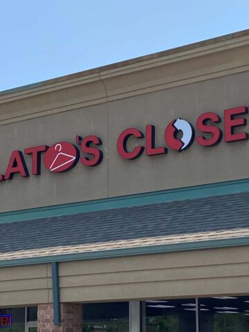 plato's closet logo on the storefront of a building.