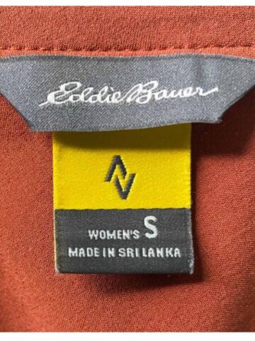 close up of an eddie bauer size tag.