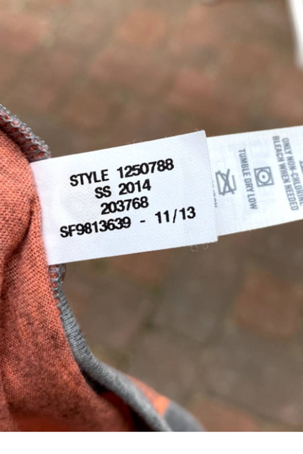 a under armour clothing tag.