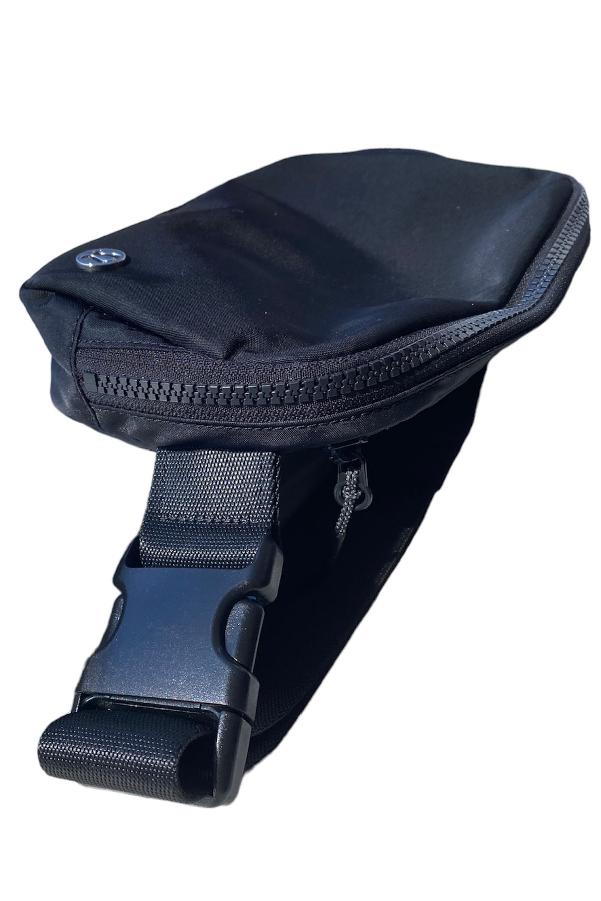 side view picture of the buckle of a black lululemon belt bag.