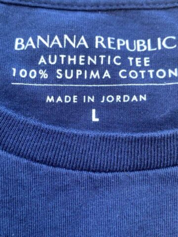 a banana republic t shirt size tag.